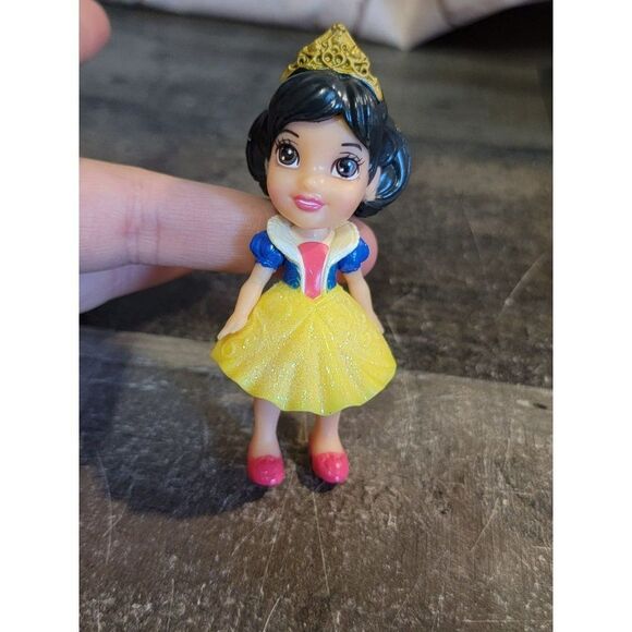 Young Snow White glitter princess Disney toy figure - Picture 1 of 4